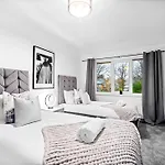 Stylish Three Bedroom House - Accommodates 7 - Parking Available - Garden - Recently Renovated - Top Rated - 162S