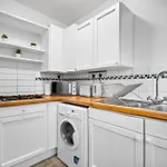 Stylish Three Bedroom House - Accommodates 7 - Parking Available - Garden - Recently Renovated - Top Rated - 162S