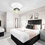 Stylish Three Bedroom House - Accommodates 7 - Parking Available - Garden - Recently Renovated - Top Rated - 162S