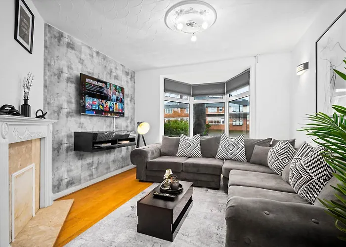 Stylish Three Bedroom House - Accommodates 7 - Parking Available - Garden - Recently Renovated - Top Rated - 162S