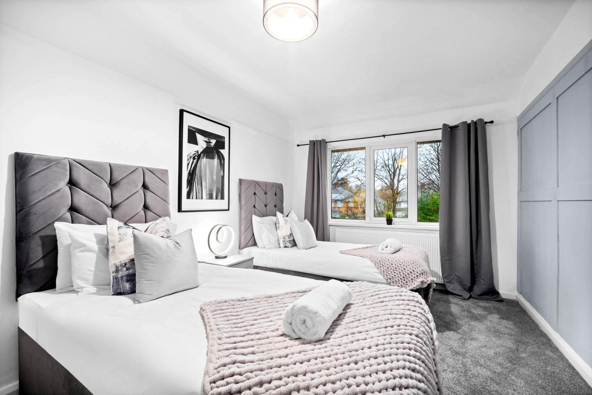 Stylish Three Bedroom House - Accommodates 7 - Parking Available - Garden - Recently Renovated - Rated - 162s * Birmingham