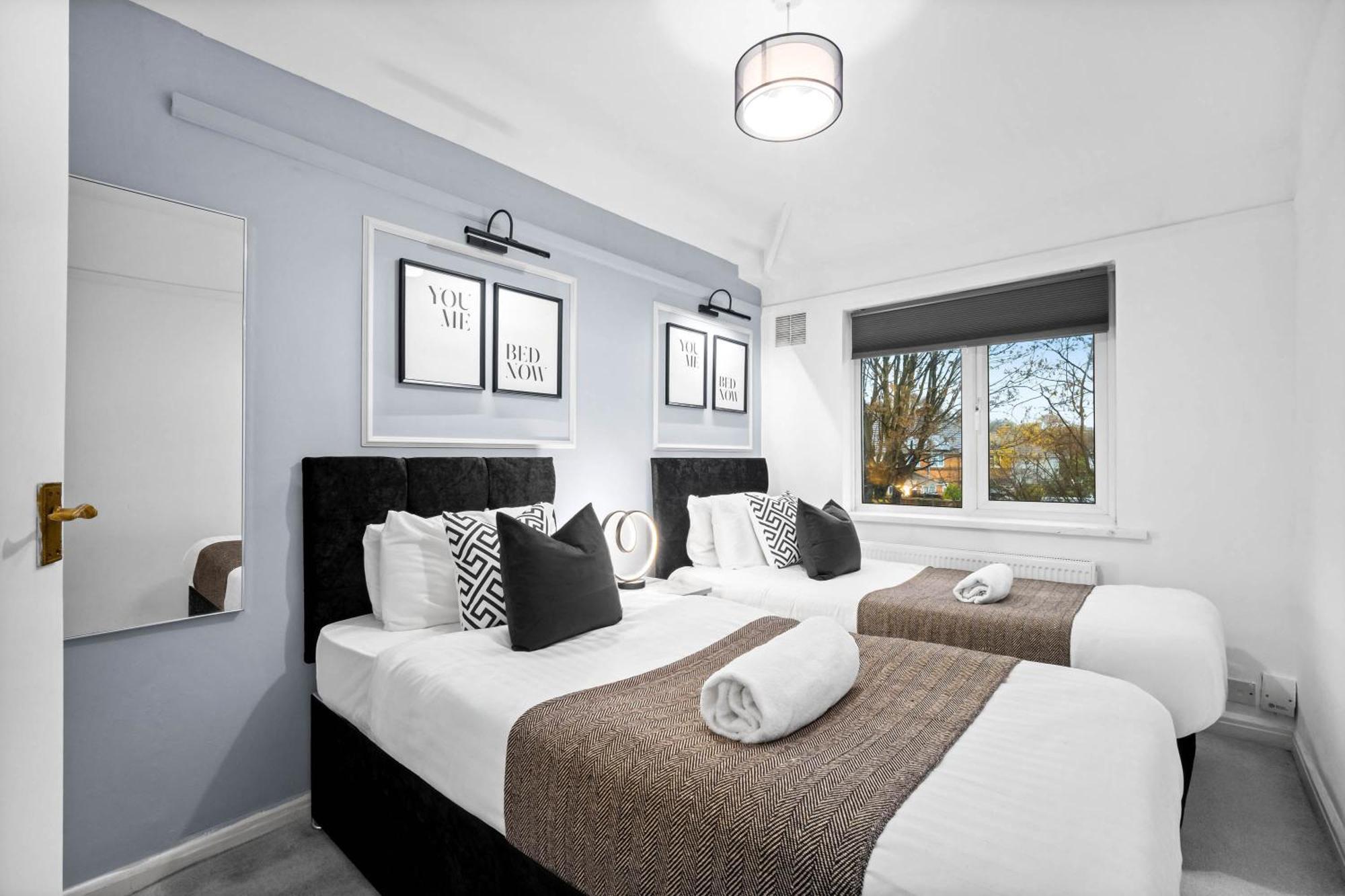 Stylish Three Bedroom House - Accommodates 7 - Parking Available - Garden - Recently Renovated - Rated - 162s