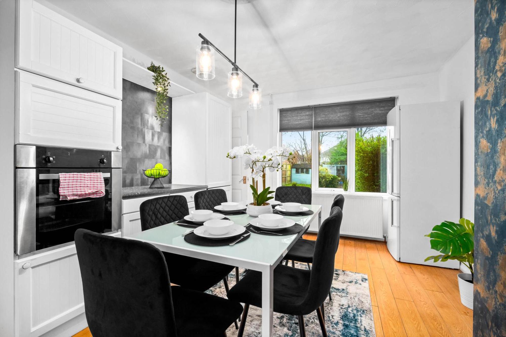 Stylish Three Bedroom House - Accommodates 7 - Parking Available - Garden - Recently Renovated - Rated - 162s Holiday home Birmingham