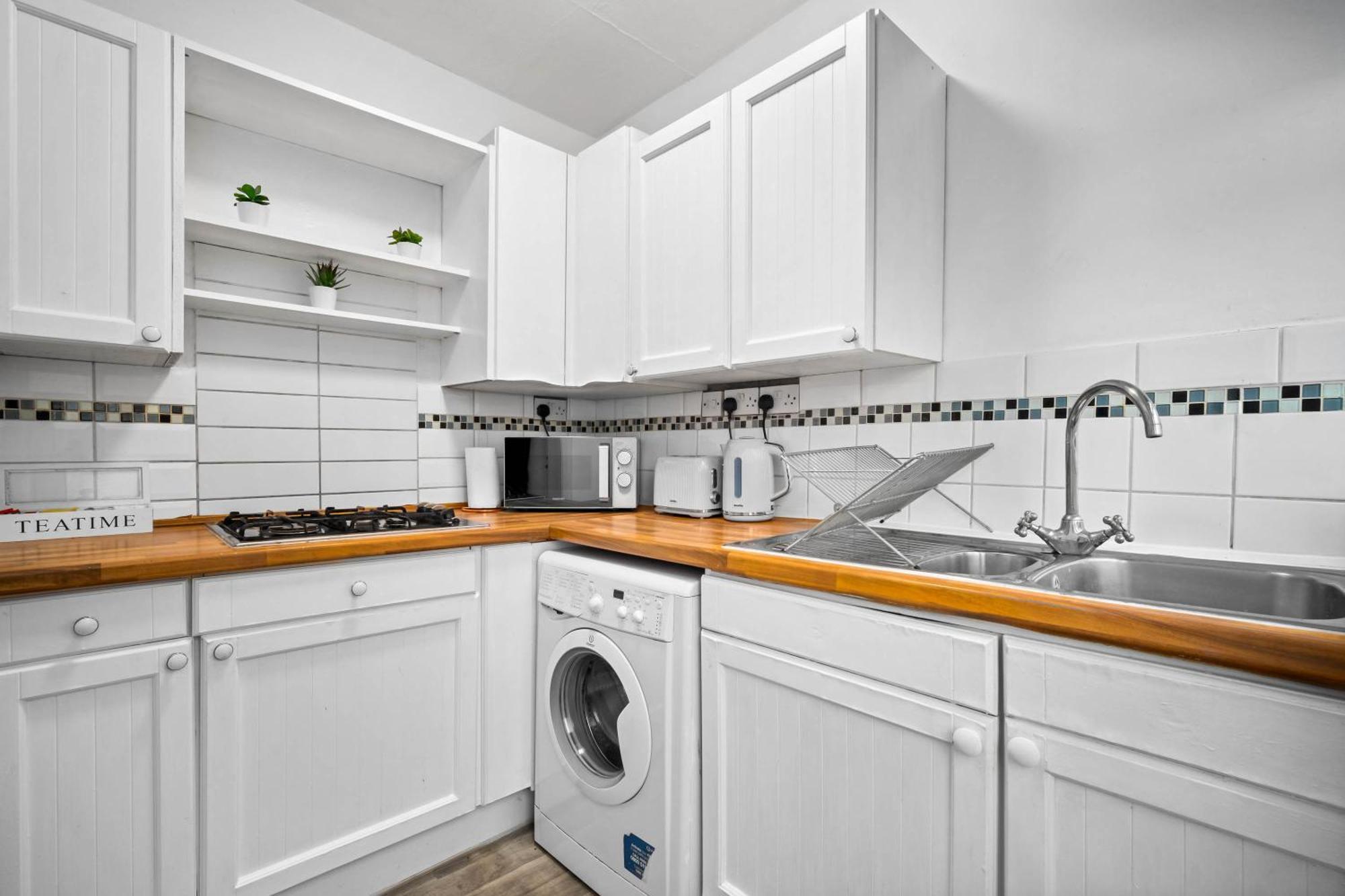 Stylish Three Bedroom House - Accommodates 7 - Parking Available - Garden - Recently Renovated - Rated - 162s Holiday home