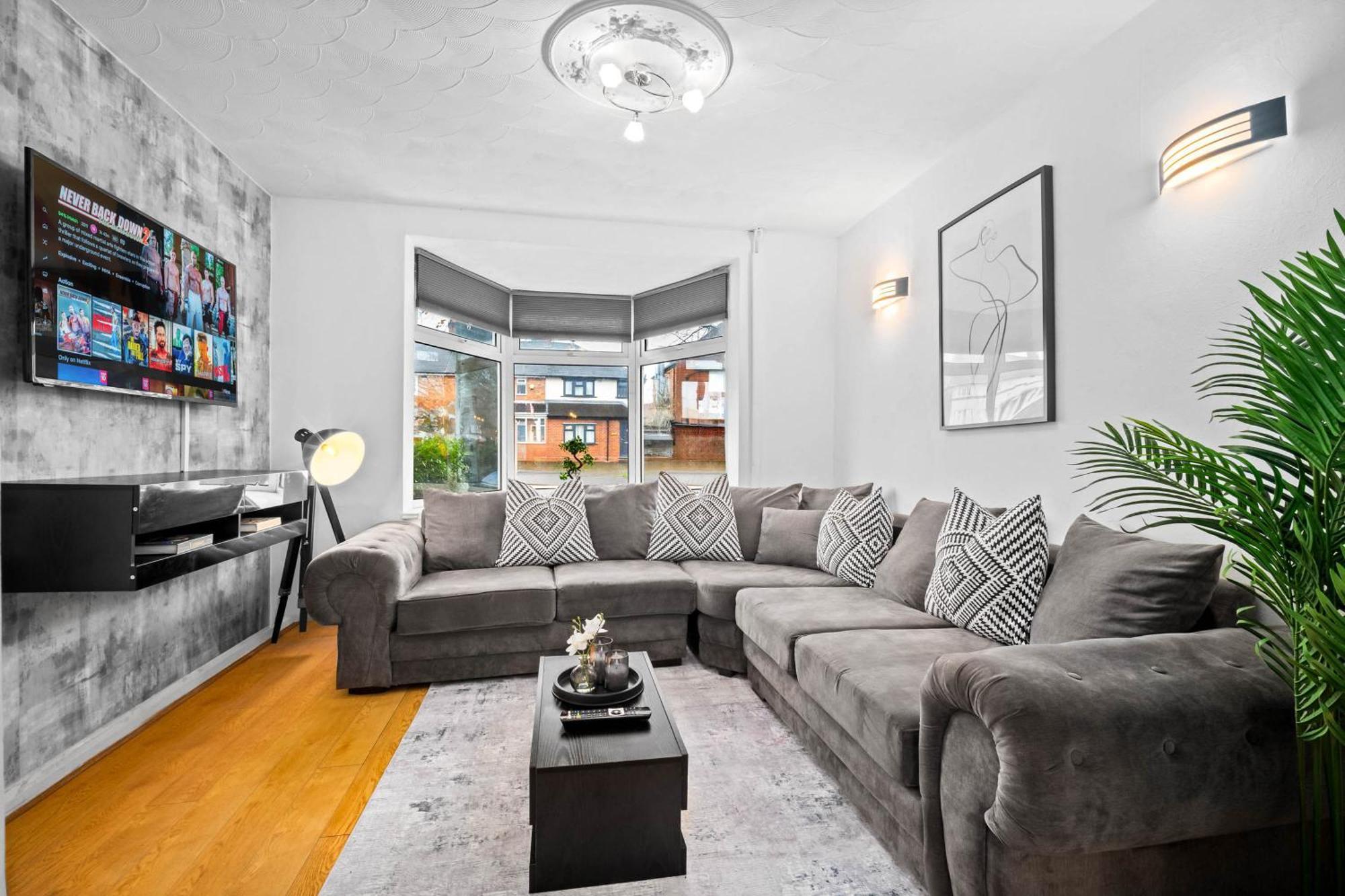 Stylish Three Bedroom House - Accommodates 7 - Parking Available - Garden - Recently Renovated - Rated - 162s Birmingham