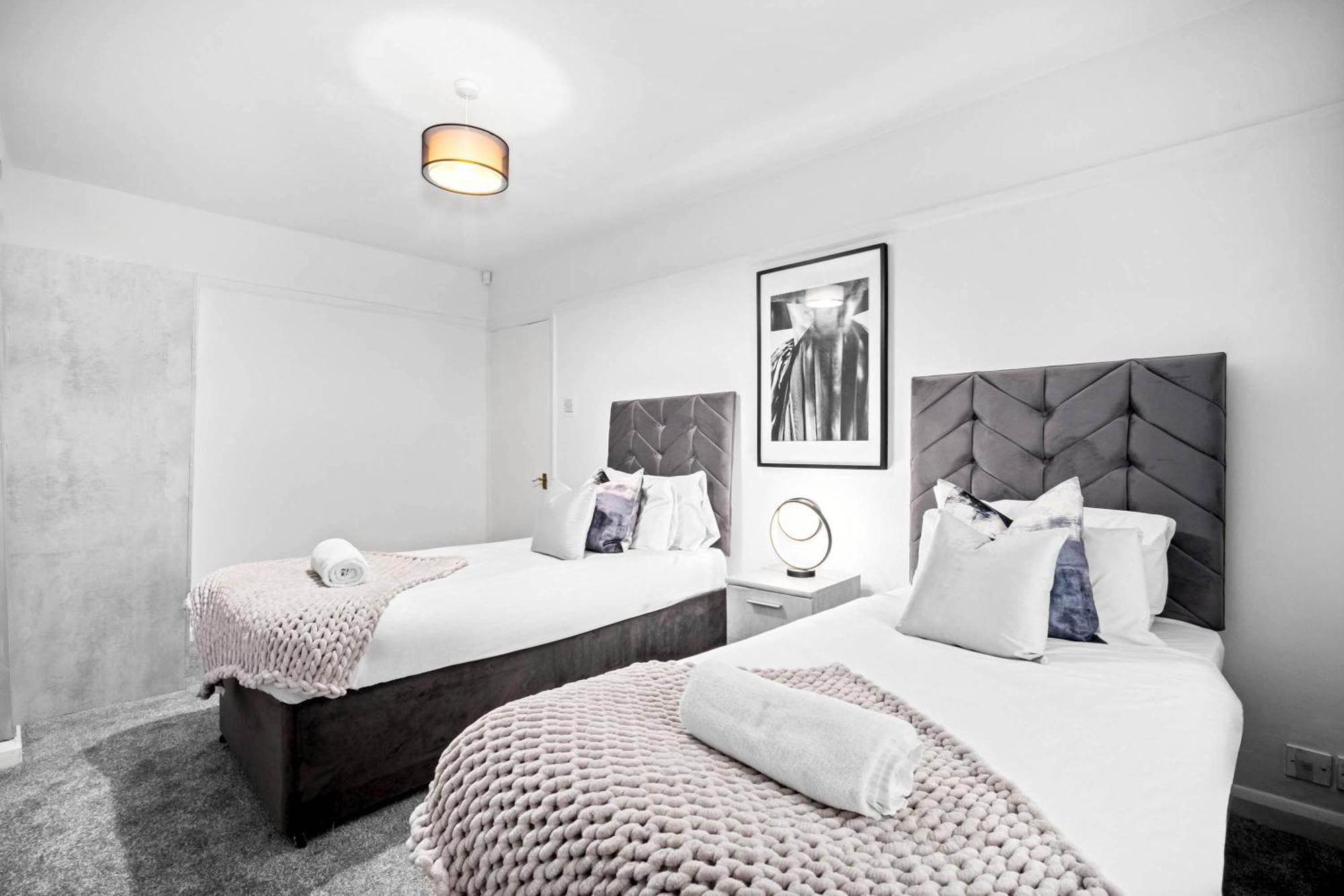 Stylish Three Bedroom House - Accommodates 7 - Parking Available - Garden - Recently Renovated - Rated - 162s Holiday home *