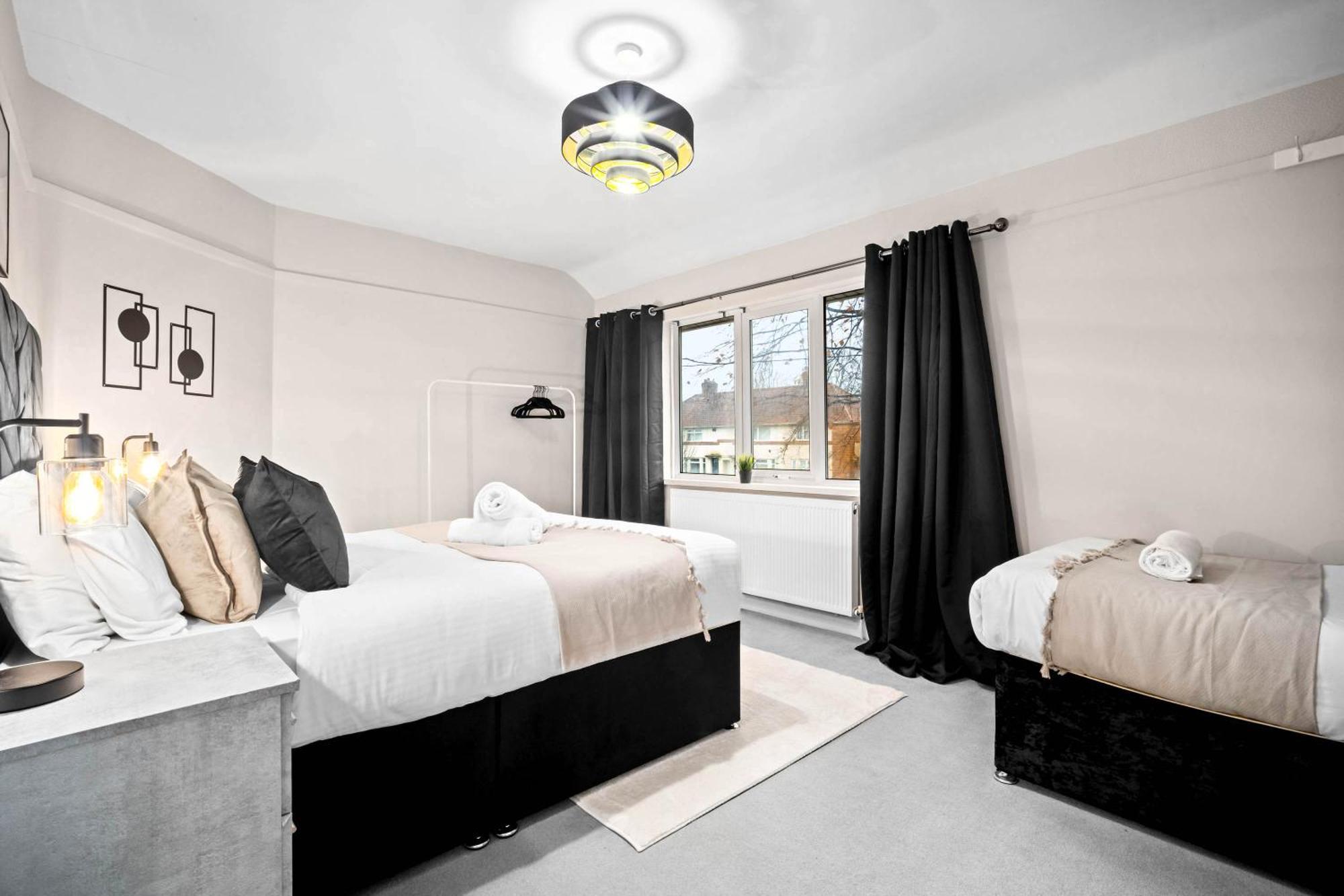 Stylish Three Bedroom House - Accommodates 7 - Parking Available - Garden - Recently Renovated - Rated - 162s Holiday home