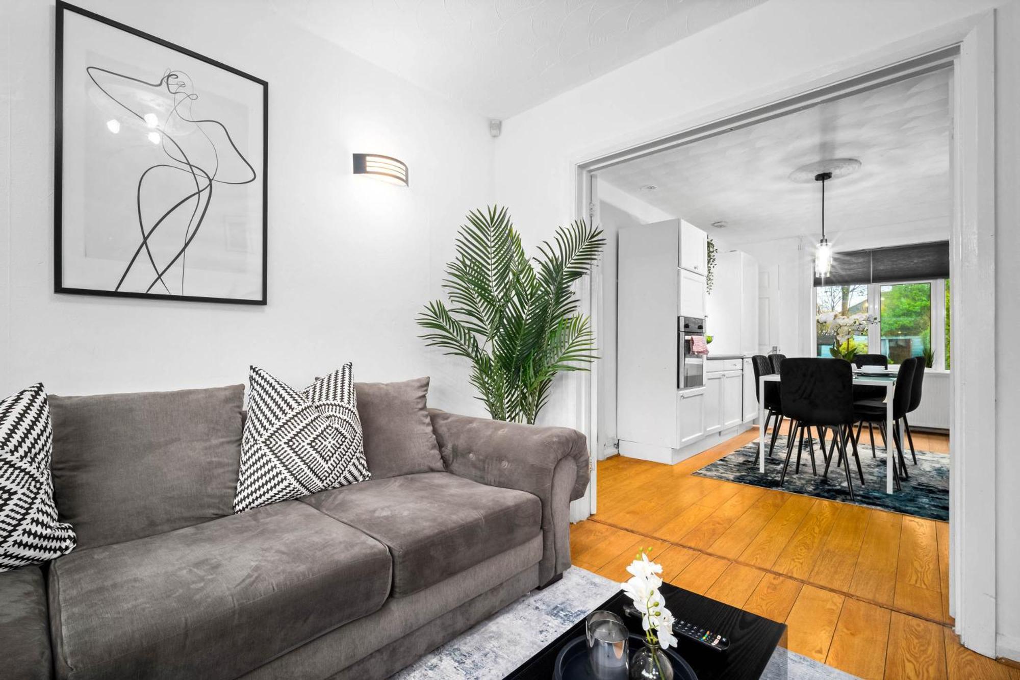Stylish Three Bedroom House - Accommodates 7 - Parking Available - Garden - Recently Renovated - Rated - 162s Birmingham